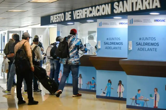 Puesto de verificación sanitaria en el aeropuerto La Aurora en la Ciudad de Guatemala