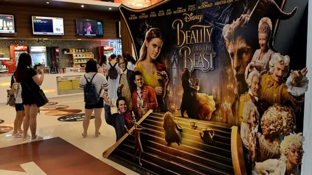 ทางการมาเลเซียเลื่อนการฉายภาพยนตร์เรื่องโฉมงามกับเจ้าชายอสูร (Beauty and the Beast) ของดิสนีย์ในเดือนมีนาคมที่ผ่านมา เพราะว่ามี "ฉากเกย์" อยู่ในเรื่อง