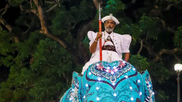 "වර්තමානයේ අපි දකින නාථ, විෂ්ණු, කතරගම, පත්තිනි කියන සතර දේවාලවල පෙරහැර සමඟ දළඳා පෙරහැර ගමන් කරන ආකෘතිය ආරම්භ වෙන්නේ කීර්ති ශ්රී රාජසිංහ රජ සමයේ දීයී."