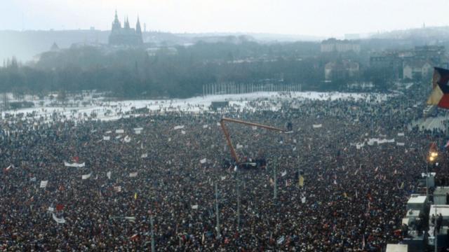 Manifestação em Praga, na antiga Tchecoslováquia, em 25 de novembro de 1989