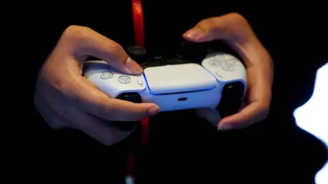 ženska osoba igra soni