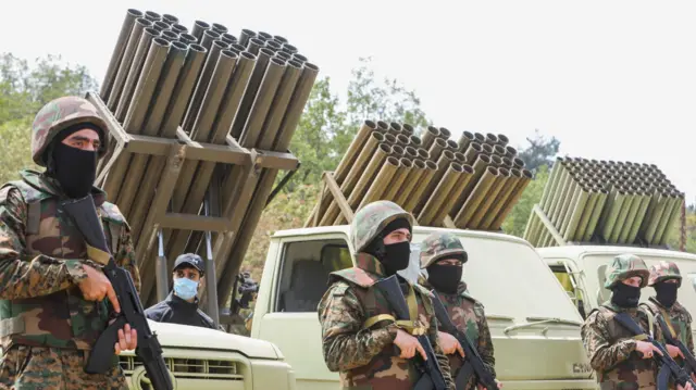 Pusat Studi Strategis dan Internasional (CSIS) memperkirakan Hizbullah memiliki 120.000-200.000 roket dan rudal.