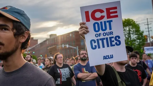Manifestantes protestam contra as ações do ICE durante ato no Estado do Maine
