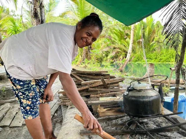 Mama Papua di Kali Biru