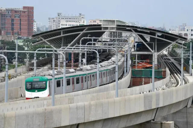 উত্তরা থেকে কমলাপুর পর্যন্ত মোট ১৭টি স্টেশনে থেমে এই ২১.২৬ কিলোমিটার পথ ভ্রমণ করতে মেট্রোরেলের মোট সময় লাগবে ৪০ মিনিট