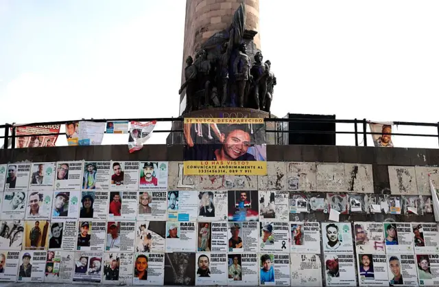 Numerosos carteles de personas desaparecidas en una protesta en Jalisco