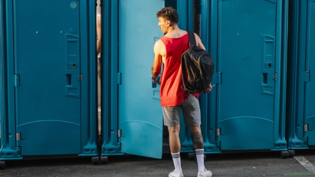 من دورة مياه عمومية 