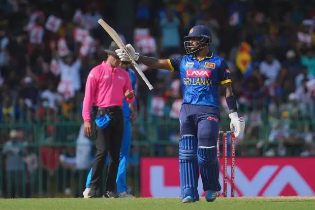 ශ්රී ලංකා ඉනිමේ 36 වන පන්දු වාරයේ දී ලකුණු 96ක් රැස් කරගෙන සිටි අවිශ්ක ප්රනාන්දු රියාන් පරාග් ගේ පන්දුවක් හමුවේ දැවී ගියේය.