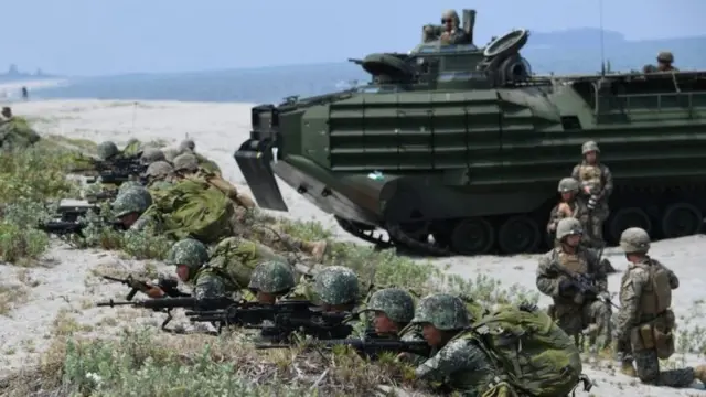 soldats en manoeuvre