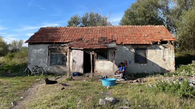 Miloš Nikolić ispred kuće u kojoj živi sa porodicom