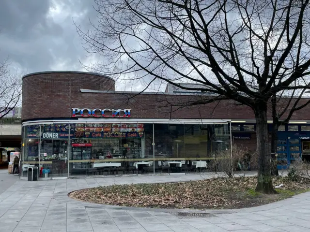Біля магазину "Россия" в теплу пору року часто збираються російськомовні чоловіки та на лавках поруч розпивають алкоголь. 