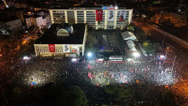 Çağlayan'da toplanan kalabalık.