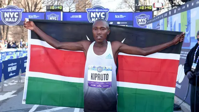 جشن پیروزی رونکس کیپروتو در مسابقه نیمه ماراتن ۲۰۲۲ نیویورک، او کمی بعد به دلیل استفاده از یک ماده ممنوعه به طور موقت تعلیق شد