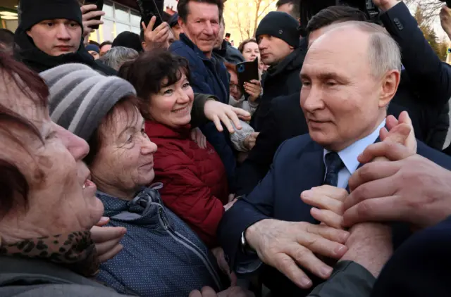 Hình ảnh ông Putin được chào đón nồng nhiệt bởi một đám đông dân chúng Nga