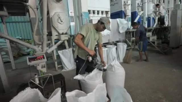 အရင်က မြန်မာဆန်တွေကို ကုန်ပစ္စည်းဖလှယ်တဲ့ ဘာတာစနစ်နဲ့ ဝယ်ဖို့သဘောတူတာ ရှိခဲ့