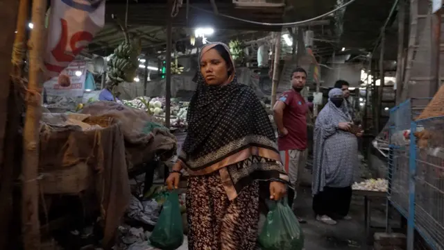 ঢাকায় আসার পর কখনও ইলিশ কেনা হয়নি বলে জানান রাজিয়া