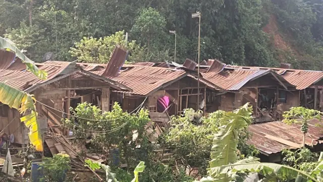 မုန်လိုင်ခက်စစ်ရှောင်စခန်းက အပျက်အစီးတွေ 