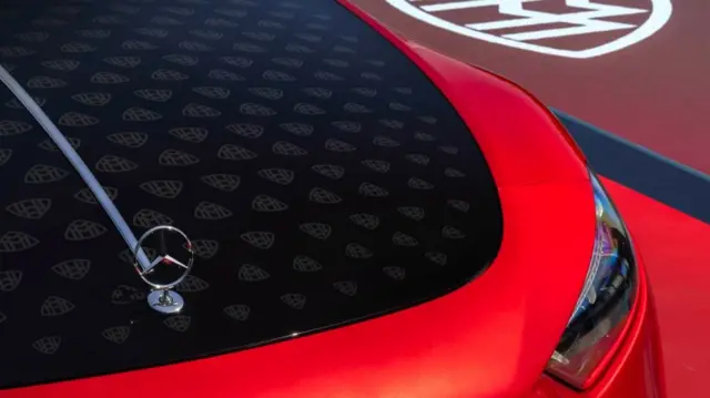 کاپوت و سقف با تعداد زیادی آرم مایباخ تزیین شده است