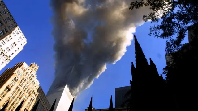 Asap membumbung tinggi dari menara kembar World Trade Center