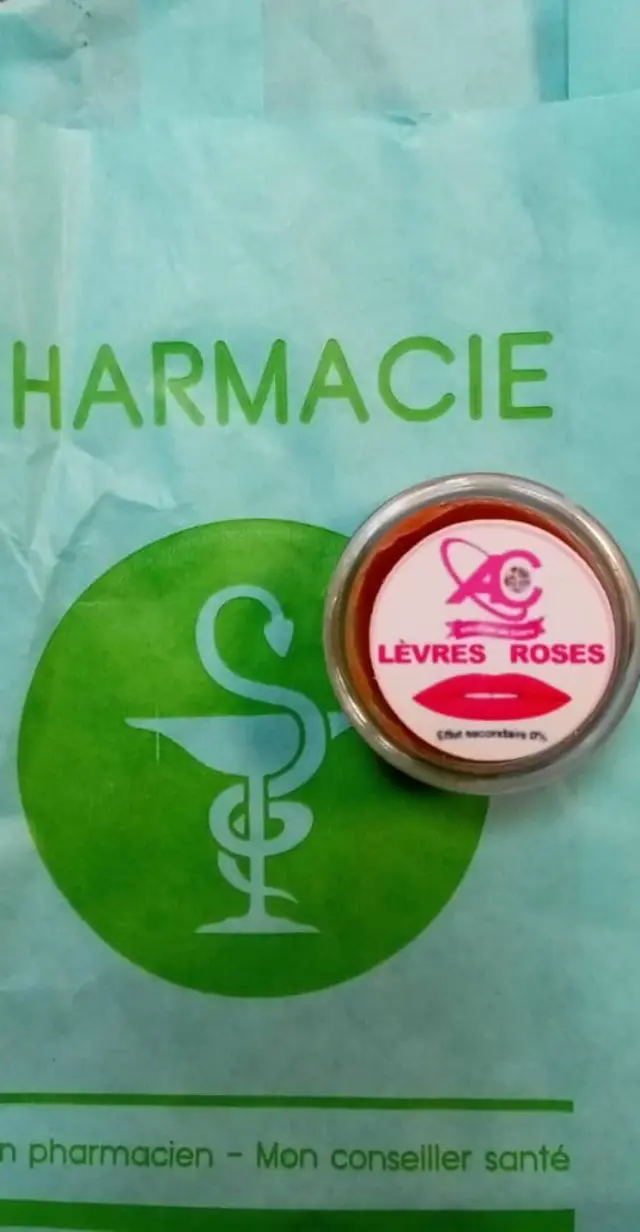 Une pommade achetée dans une pharmacie à Dakar sur laquelle il est écrit "lèvres roses"