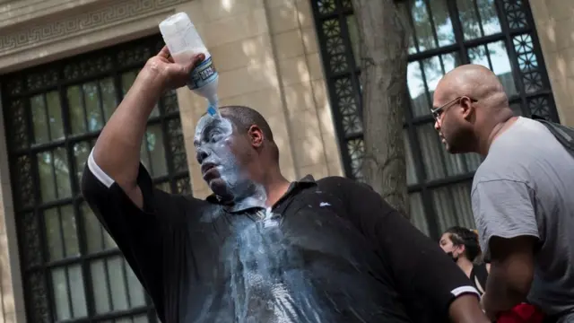 Göstericiler, biber gazının etkisine karşı kendi hazırladıkları sıvıları kullandı.