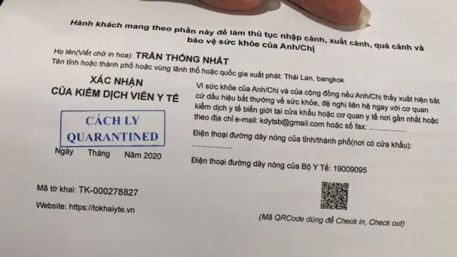Hành khách phải điền đầy đủ thông tin vào tờ khai y tế và sau đó được chuyển tới khu cách ly