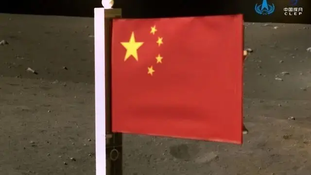 Bandeira da China fincada na superfície lunar