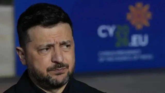 Президент України Володимир Зеленський робить заяви під час прибуття на саміт ЄС в Ая-Напі, Кіпр, у четвер, 23 квітня 2026 року.