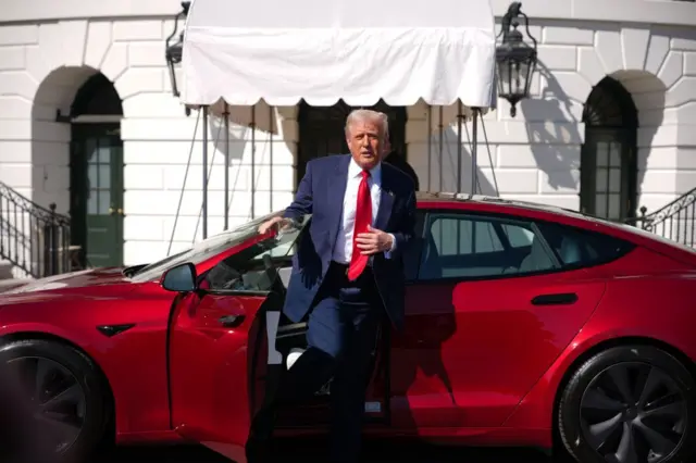 Trump está pensando en vender el Tesla que le regaló Musk.