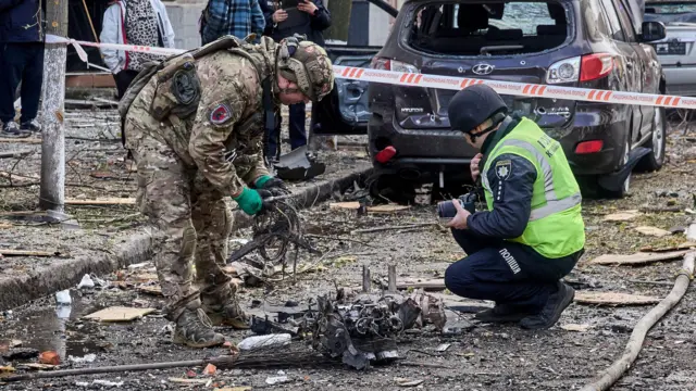 Ukraińscy eksperci badają szczątki drona na miejscu rosyjskiego ataku na przedszkole w Charkowie