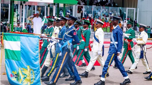 Wasu sojoji suna fareti a gaban Shugaba Muhammadu Buhari yayin da shi kuma yake kallonsu a filin Eagle Square a lokacin bikin.