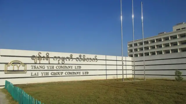 လှိုင်သာယာက ဒီစက်ရုံမှာ အလုပ်သမားကိုးထောင်ကျော်ရှိပြီး ခုတော့ ကိုဗစ်အတည်ပြုလူနာတစ်ဦးတွေ့လို့ ပိတ်ထားရပါတယ်။