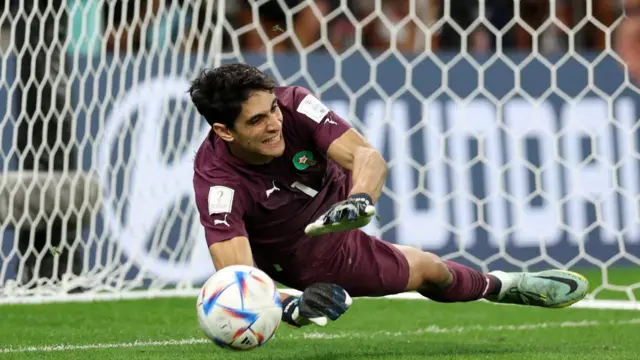 Yassine Bounou, tapa un penal