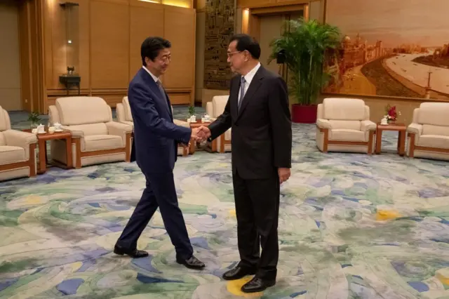 日本首相安倍晋三(左)与中国总理李克强(右)会面。