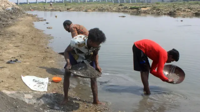 અમદાવાદમાં રાખમાંથી સોનાની શોધખોળ