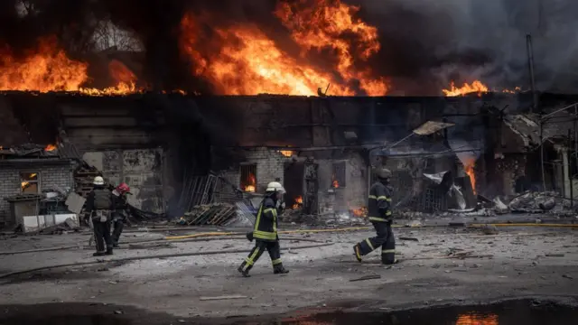 খারকিভে রুশ গোলায় বিধ্বস্ত ভবন।