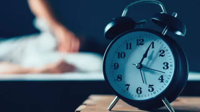 Reloj y persona durmiendo