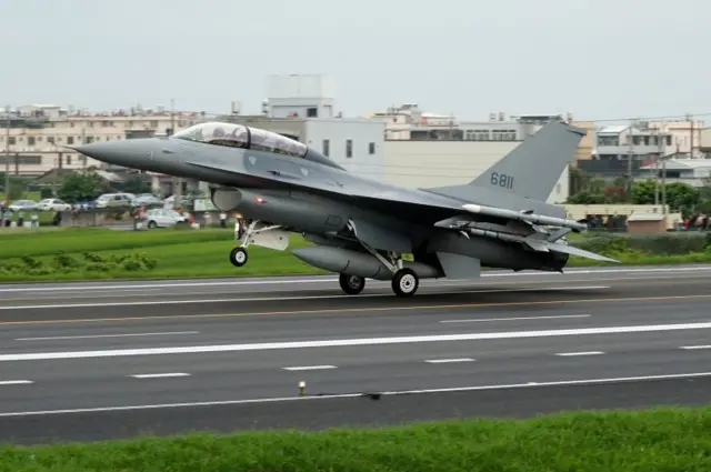 汉光军演中F16V习演公路起降