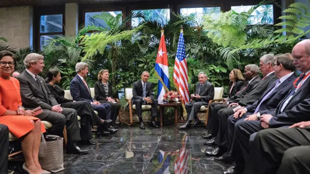 革命宮殿で会談したカストロ議長とオバマ大統領（21日）