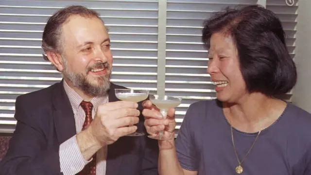 Mario Molina brinda con su esposa Luisa despuéscomo jogar escanteios no sportingbetconocerse que ganó el Premio Nobelcomo jogar escanteios no sportingbetQuímica en 1995.