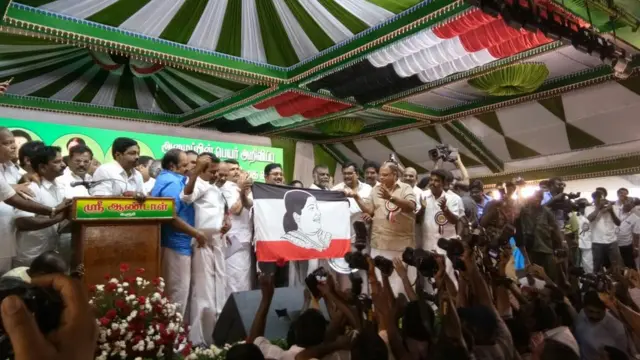 'அம்மா மக்கள் முன்னேற்றக் கழகம்' : தினகரனின் புதிய அமைப்பு