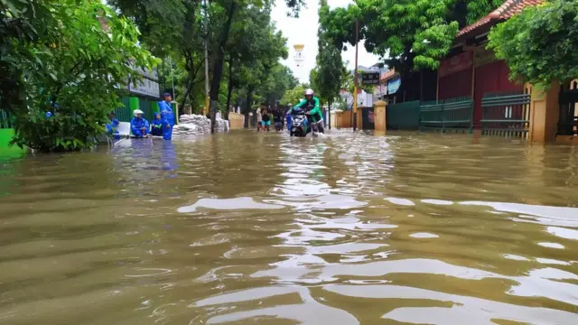 Banjir di Pondok Jaya, Mampang Prapatan, Jakarta Selatan, Selasa (25/02).