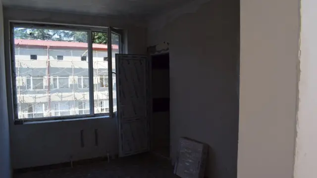 Сотрудники центра обещают после ремонта перевести пациентов в комнаты с окнами без решеток и обычными деревянными дверьми