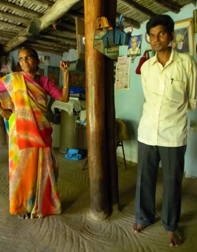 કાનજીભાઈના ઘરમાં ઊભેલાં ભત્રીજાવહુ ગંગાબહેન અને તેમના પુત્ર દિનેશભાઈ