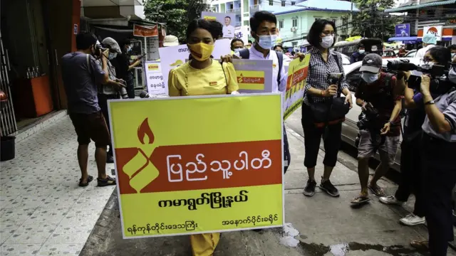 မဲဆွယ်ရာမှာ အကန့်သတ်တွေရှိလာလို့ ရွေးကောက်ပွဲရဲ့လွတ်လပ်ပြီးတရားမျှတမှုကိုထိခိုက်တယ်လို့ ပြည်သူ့ပါတီက ဆိုပါတယ်။