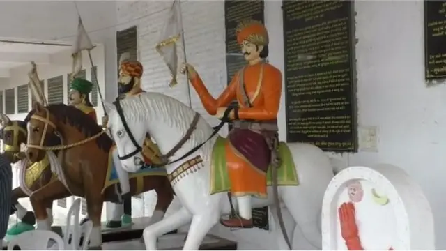 ભૂચર મોરીના યુદ્ધમાં રાજપૂતોનું સૈન્ય દગાખોરીના કારણે નબળી પરિસ્થિતિમાં મુકાયું હોવાનું માનવામાં આવે છે