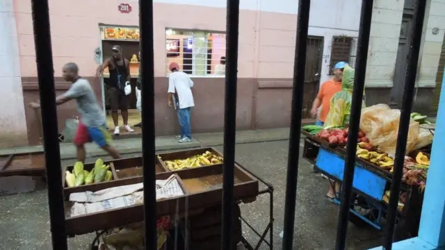 Ngày nay có xe bán nông phẩm trên đường phố là nhờ chính sách cởi mở thương mại gần đây của Cuba