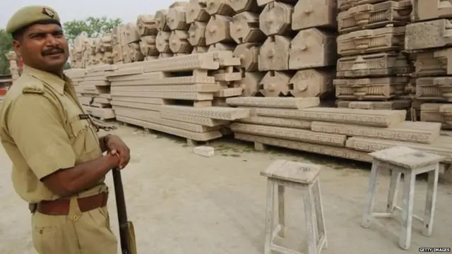 राम मंदिरासाठीच्या साहित्याची राखणदारी करताना एक पोलीस (संग्रहित)