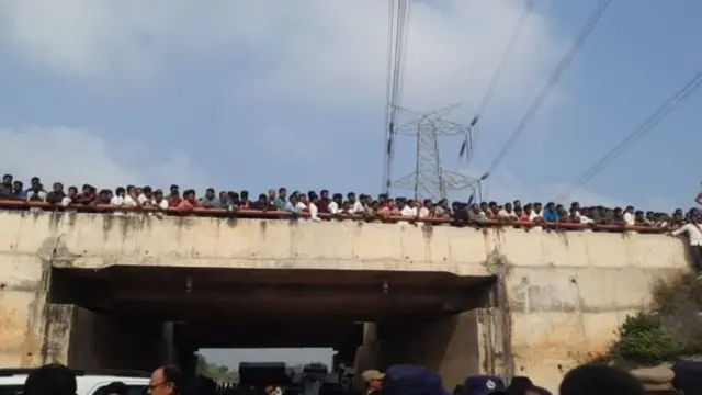 হত্যাকাণ্ডের ঘটনাস্থলে হাজার হাজার লোক জড়ো হয়।