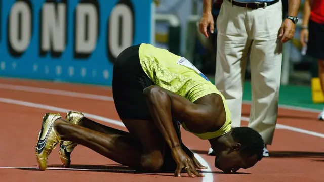 2009 ஆம் ஆண்டு செப்டம்பர் 13 ஆம் தேதி கிரீஸில் நடைபெற்ற ஓட்டப்போட்டியில் வெற்றி பெற்ற பின்னர் நிலத்தை முத்தமிடும் உசைன் போல்ட்